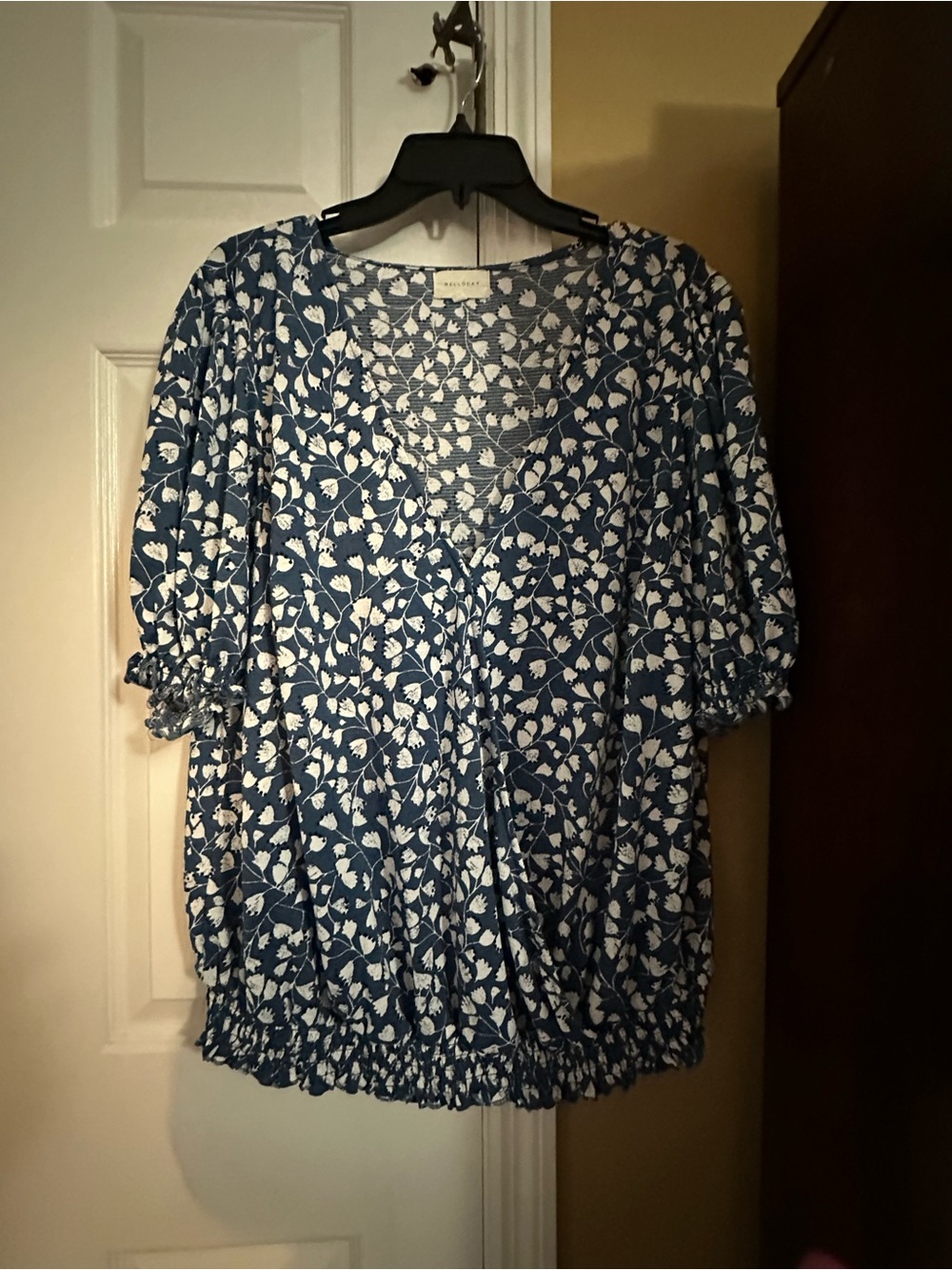 MELLODAY Blue and White Floral V-Neck Peasant Blouse